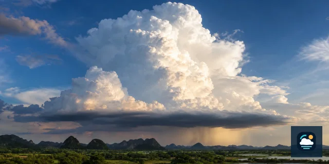Mây đối lưu Cumulonimbus phát triển cao trên đồng quê Việt Nam